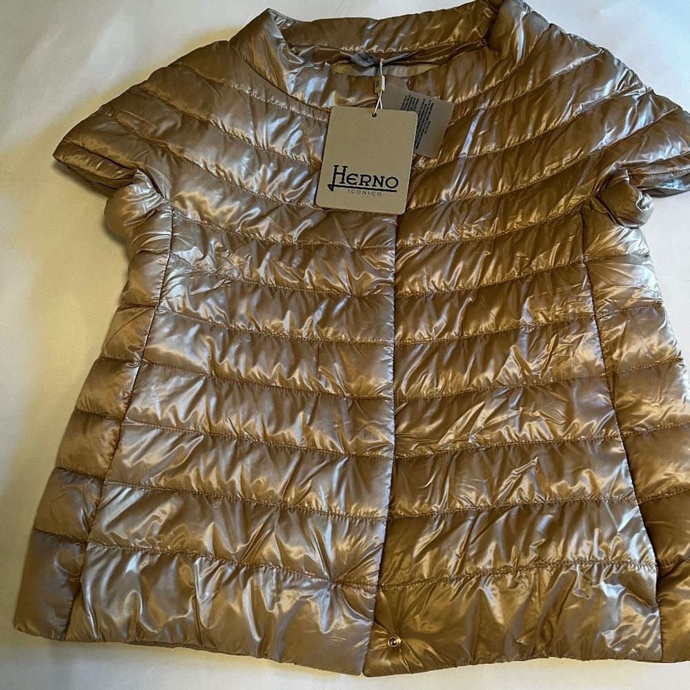 NEW WITH TAGS Herno Cap Sleeve Light Weight Down Vest